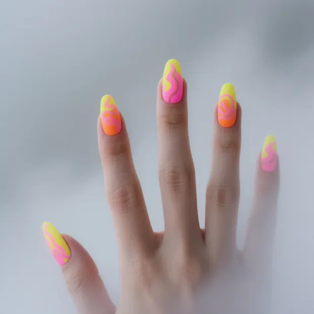 Matte Neon-Nägel